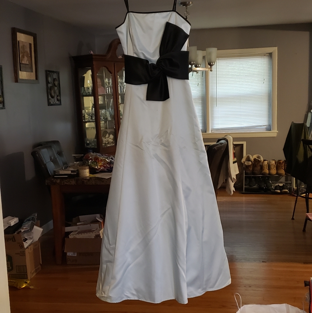 Women's strapless bridesmaid/prom dress size 8